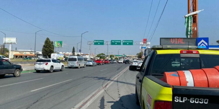 Protestan taxistas en la Carretera 57