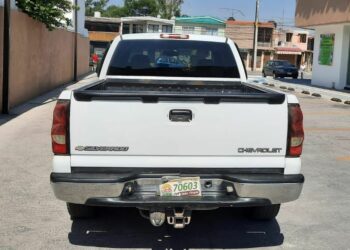 Roban camioneta a mano armada; propietarios solicitan ayuda para localizarla