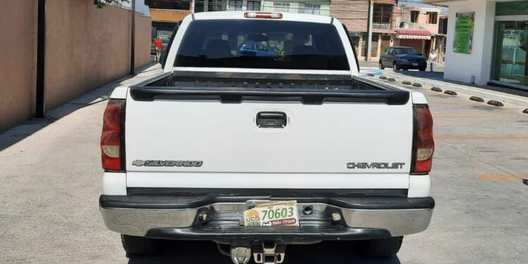 Roban camioneta a mano armada; propietarios solicitan ayuda para localizarla