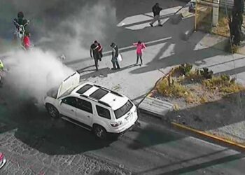 Se incendia vehículo en lateral de la 57