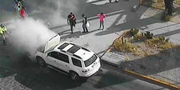 Se incendia vehículo en lateral de la 57