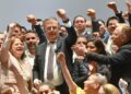 Ebrad acudió con porra a presentar renuncia a AMLO en Palacio