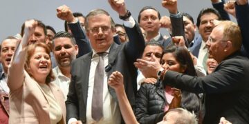 Ebrad acudió con porra a presentar renuncia a AMLO en Palacio