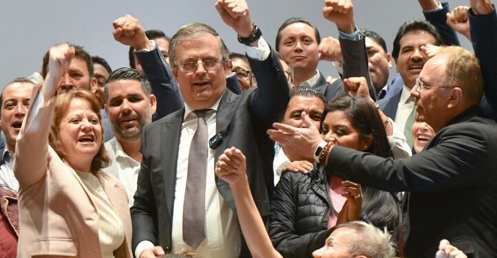 Ebrad acudió con porra a presentar renuncia a AMLO en Palacio