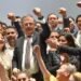 Ebrad acudió con porra a presentar renuncia a AMLO en Palacio