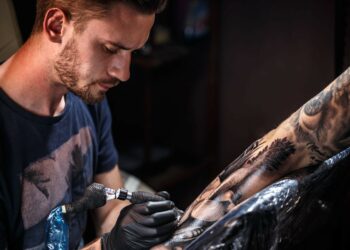 Tatuadores mexicanos colaboran en campaña para detectar cáncer de piel