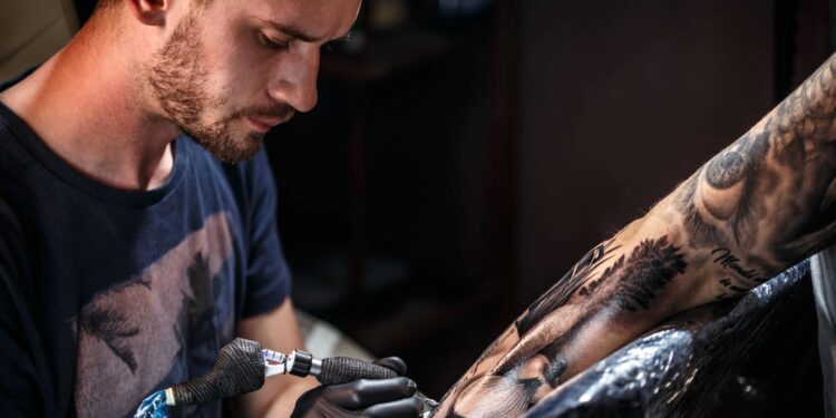 Tatuadores mexicanos colaboran en campaña para detectar cáncer de piel