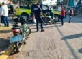 VIDEO: Moto se impacta con una patrulla que se le atravesó