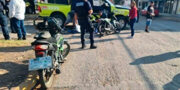 VIDEO: Moto se impacta con una patrulla que se le atravesó