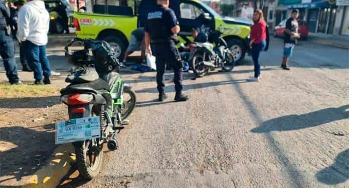 VIDEO: Moto se impacta con una patrulla que se le atravesó