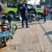 VIDEO: Moto se impacta con una patrulla que se le atravesó
