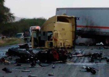 Choque de tráilers deja un muerto cerca de Villa de Reyes