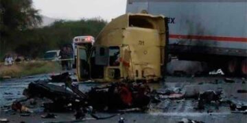 Choque de tráilers deja un muerto cerca de Villa de Reyes