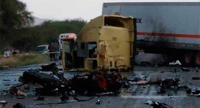 Choque de tráilers deja un muerto cerca de Villa de Reyes