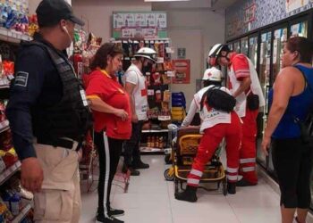 Convulsiona joven en tienda en Oxxo de calle Hidalgo