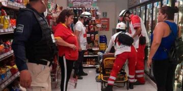 Convulsiona joven en tienda en Oxxo de calle Hidalgo