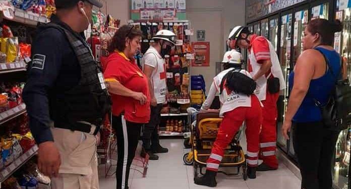 Convulsiona joven en tienda en Oxxo de calle Hidalgo