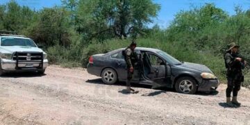 Decomisan vehículo, equipo táctico, drogas y ponchallantas