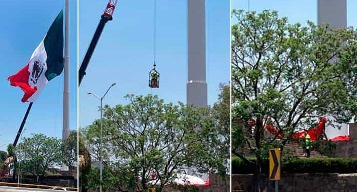 Destraban y arrastran por el suelo la bandera monumental