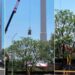 Destraban y arrastran por el suelo la bandera monumental