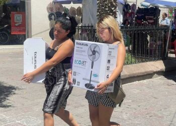 Calor insoportable provoca escasez de ventiladores y hielo en México