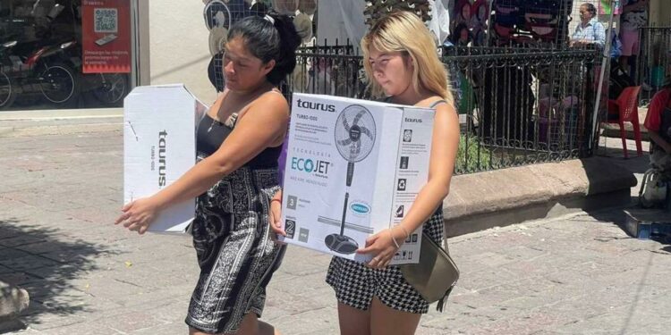 Calor insoportable provoca escasez de ventiladores y hielo en México