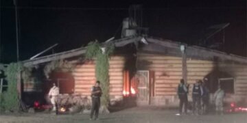 Queman restaurante y ejecutan a dos personas en la Carretera 57