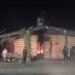 Queman restaurante y ejecutan a dos personas en la Carretera 57