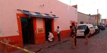Ejecutan a un joven dentro de una tienda de abarrotes en Barrio de San Sebastián