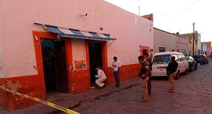 Ejecutan a un joven dentro de una tienda de abarrotes en Barrio de San Sebastián