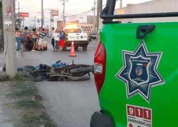 Fallece joven en moto al chocar contra un poste
