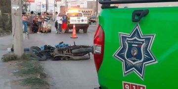 Fallece joven en moto al chocar contra un poste
