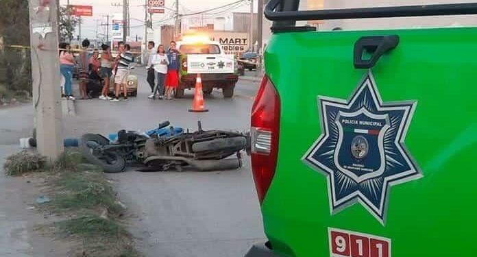 Fallece joven en moto al chocar contra un poste