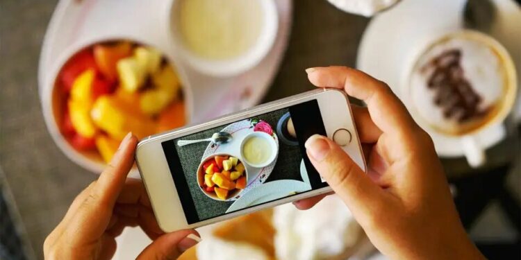 Estudio revela que nuestro gusto por la comida está influenciado por lo que vemos en el celular