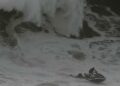VIDEO: Rescatan a surfista de una ola gigante en Portugal
