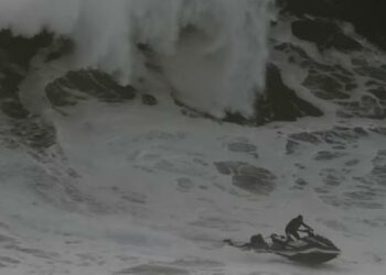 VIDEO: Rescatan a surfista de una ola gigante en Portugal