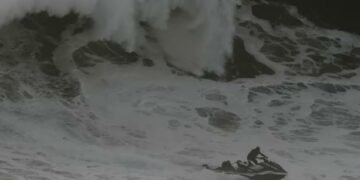 VIDEO: Rescatan a surfista de una ola gigante en Portugal