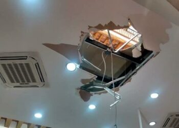 Cae persona de tercer piso en tienda de ropa en el Centro