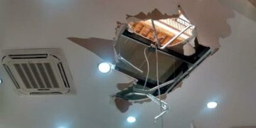 Cae persona de tercer piso en tienda de ropa en el Centro