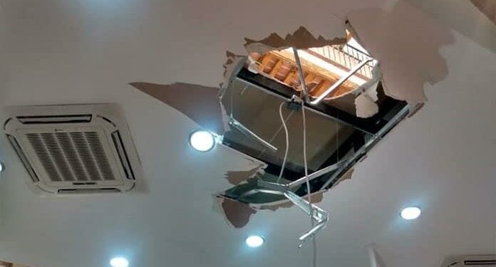 Cae persona de tercer piso en tienda de ropa en el Centro