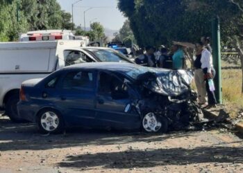 VIDEO: Dos personas sin vida, saldo de accidente en carretera a Matehuala