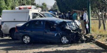 VIDEO: Dos personas sin vida, saldo de accidente en carretera a Matehuala