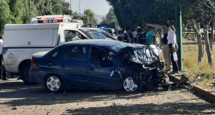 VIDEO: Dos personas sin vida, saldo de accidente en carretera a Matehuala