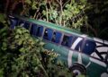 Autobús cae a un barranco cerca de Xilitla; un hombre murió y una mujer resultó lesionada