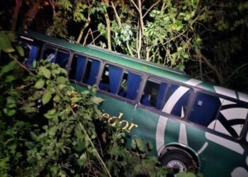 Autobús cae a un barranco cerca de Xilitla; un hombre murió y una mujer resultó lesionada