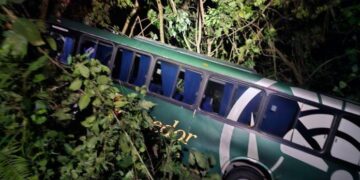 Autobús cae a un barranco cerca de Xilitla; un hombre murió y una mujer resultó lesionada