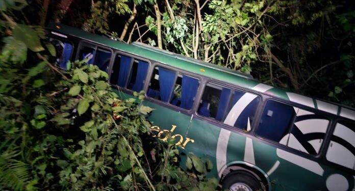 Autobús cae a un barranco cerca de Xilitla; un hombre murió y una mujer resultó lesionada