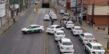 Taxistas bloquean avenida Muñoz; rechazan que Uber u otras plataformas brinden servicio en la Fenapo