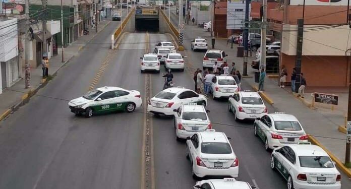 Taxistas bloquean avenida Muñoz; rechazan que Uber u otras plataformas brinden servicio en la Fenapo