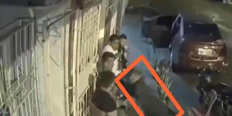 VIDEO: Hombre balea a su amigo por querer disparar al aire como “homenaje” en velorio